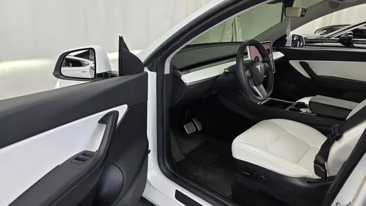 Tesla Y AWD 2021 10