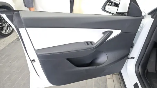 Tesla Y AWD 2021 24