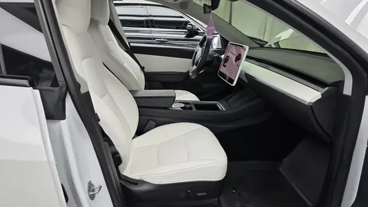 Tesla Y AWD 2021 26