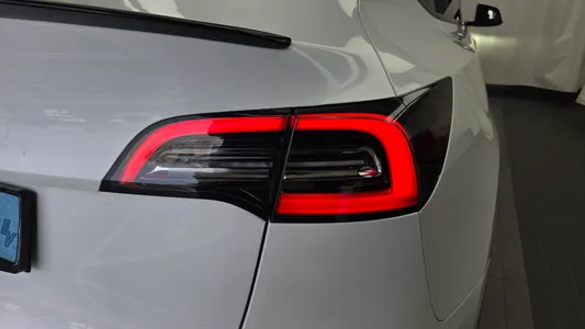 Tesla Y AWD 2021 23