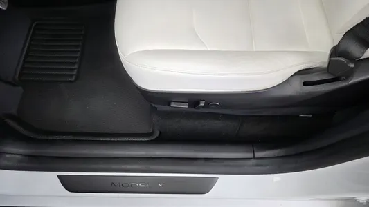Tesla Y AWD 2021 31