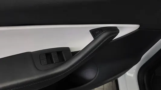 Tesla Y AWD 2021 28