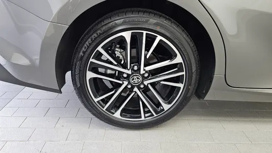 Toyota (XV80) 2.5 XLE 2025 5