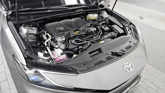 Toyota (XV80) 2.5 XLE 2025 6