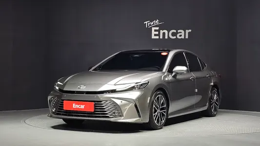 Toyota (XV80) 2.5 XLE 2025