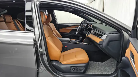 Toyota (XV80) 2.5 XLE 2025 11