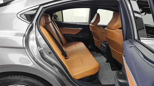 Toyota (XV80) 2.5 XLE 2025 12