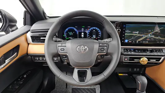 Toyota (XV80) 2.5 XLE 2025 13
