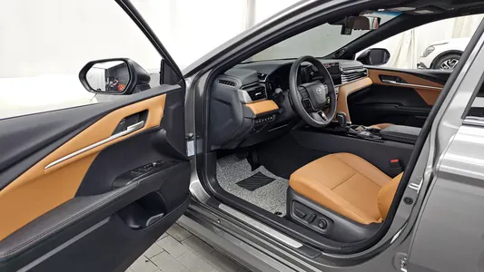 Toyota (XV80) 2.5 XLE 2025 10