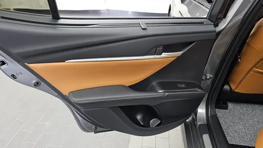Toyota (XV80) 2.5 XLE 2025 25