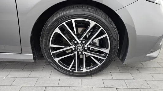 Toyota (XV80) 2.5 XLE 2025 21