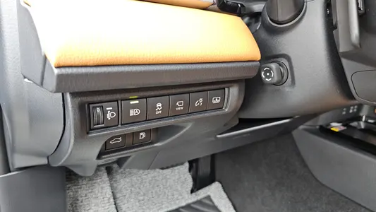 Toyota (XV80) 2.5 XLE 2025 27