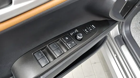 Toyota (XV80) 2.5 XLE 2025 29
