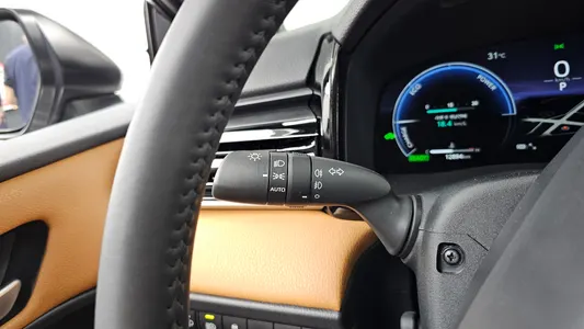 Toyota (XV80) 2.5 XLE 2025 30