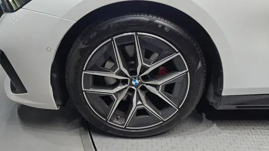 BMW 5 Series (G60) 520i 2025 5