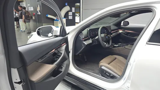 BMW 5 Series (G60) 520i 2025 10