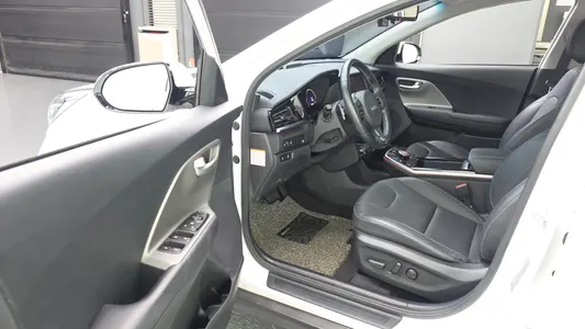 Kia 니로 플러스 2022 10