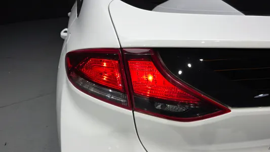 Hyundai 아이오닉 하이브리드 N 2016 23