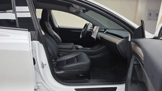 Tesla 3 AWD 2022 26