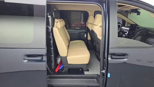 Hyundai Staria L3.5 5 2023 12