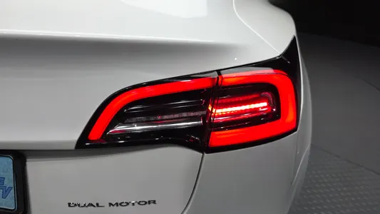 Tesla 3 AWD 2022 23