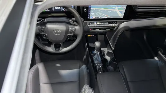 Toyota (XV80) 2.5 XLE 2026 10