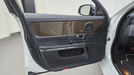 Jaguar All New XJ 3.0D LWB 2018 25