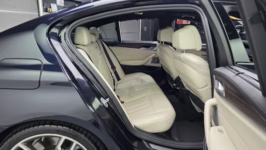 BMW 5 Series (G30) M550i xDrive 2020 12