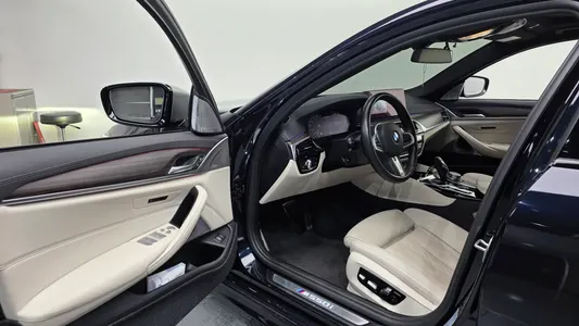 BMW 5 Series (G30) M550i xDrive 2020 10