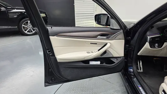 BMW 5 Series (G30) M550i xDrive 2020 24