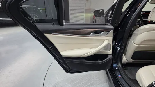 BMW 5 Series (G30) M550i xDrive 2020 25