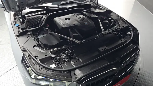 BMW 5 Series (G60) 520i 2025 6