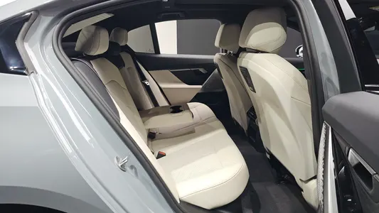 BMW 5 Series (G60) 520i 2025 11