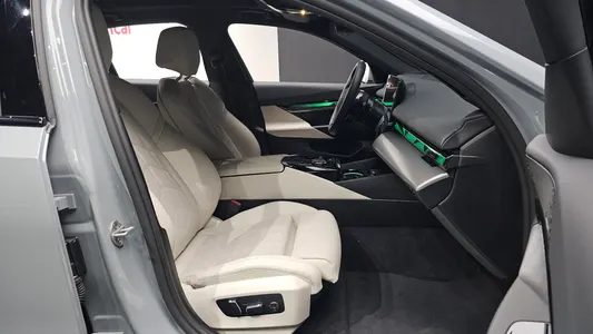 BMW 5 Series (G60) 520i 2025 26