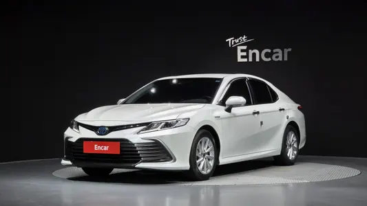 Toyota (XV70) 2.5 LE 2024