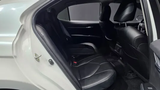 Toyota (XV70) 2.5 LE 2024 12