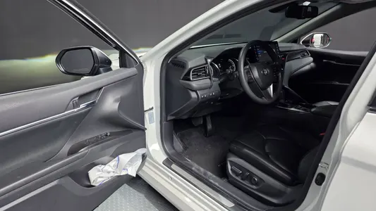 Toyota (XV70) 2.5 LE 2024 10