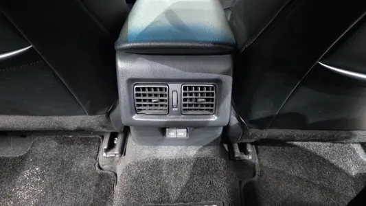 Toyota (XV70) 2.5 LE 2024 33
