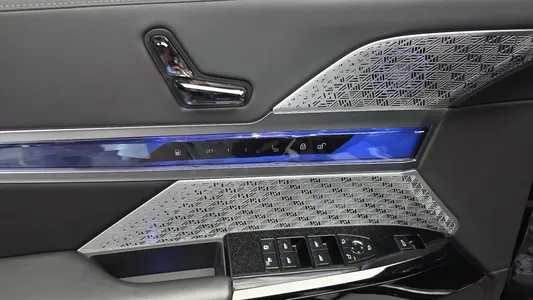 BMW 7 Series (G70) 750e xDrive M 2023 32