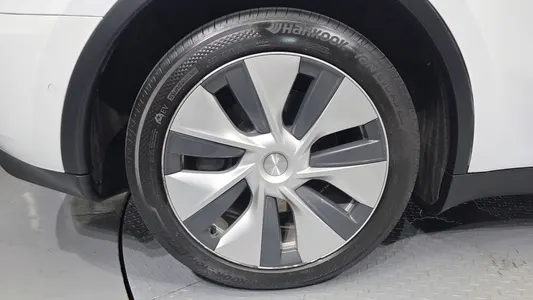 Tesla Y AWD 2022 5
