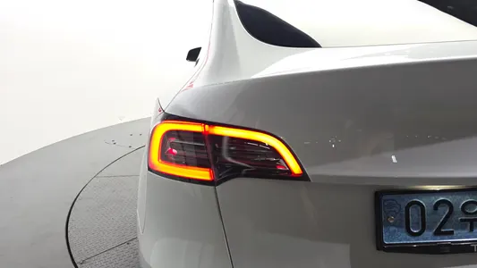 Tesla Y AWD 2022 23