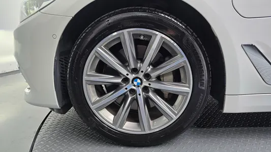 BMW 5 Series (G30) 530e 2020 4
