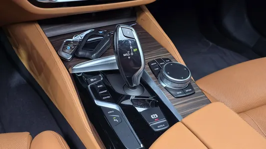 BMW 5 Series (G30) 530e 2020 8