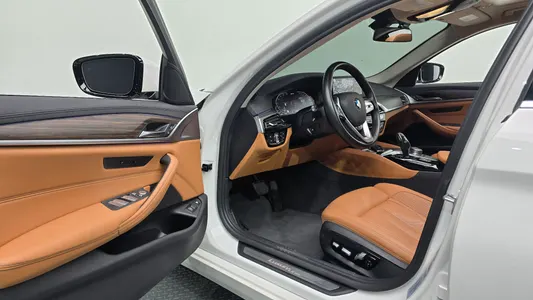 BMW 5 Series (G30) 530e 2020 9