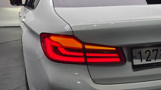 BMW 5 Series (G30) 530e 2020 23