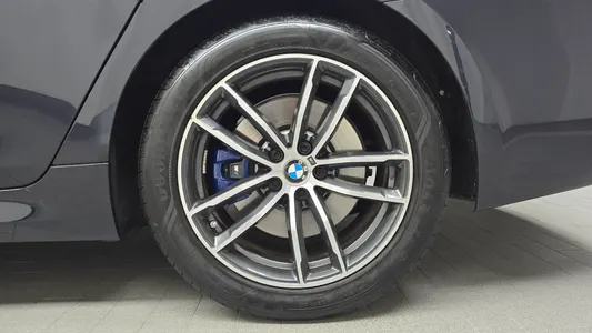 BMW 5 Series (G30) 520i M 2023 21