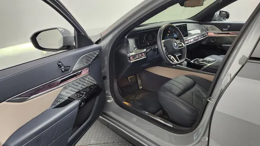 BMW 7 Series (G70) 750e xDrive M 2025 10