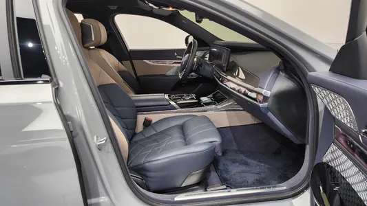 BMW 7 Series (G70) 750e xDrive M 2025 26