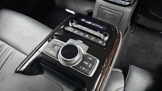 Genesis G90 3.8 2019 20
