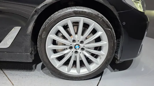 BMW 5 Series (G30) 530i 2023 21